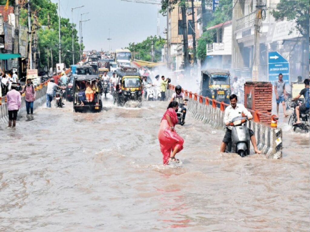 हिसार में बारिश का कहर जारी, रोडवेज परिसर में जलभराव के कारण अधिकारी हुए परेशान